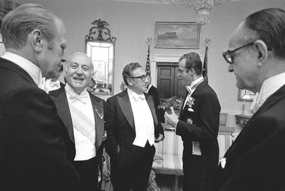 De izquierda a derecha, el presidente Ford, José María de Areilza, Henry Kissinger y don Juan Carlos conversan en la Casa Blanca en 1976, bajo la mirada del embajador Wells Stabler. / CORTESÍA DE GALAXIA GUTENBERG / CÍRCULO DE LECTORES